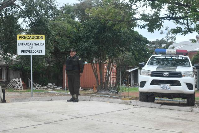 A Bolivian police officer stands guard outside of the Clinica de Las Americas, where Bolivian lawyer Nadia Beller --partner of Fernando Cerimedo, personal adviser to the president of Bolivia, Rodrigo Paz-- was hospitalized on the eve after receiving several gunshot wounds, in Santa Cruz, Bolivia, on August 18, 2026. Bolivian police on August 18, 20026 arrested Fernando Cerimedo, an Argentine political consultant who has also worked on the presidential campaigns of other Latin American right-wingers, from Argentina's Javier Milei to former Brazilian leader Jair Bolsonaro, over the shooting of Beller, with whom he has been linked romantically.

. (Photo by RODRIGO URZAGASTI / AFP)