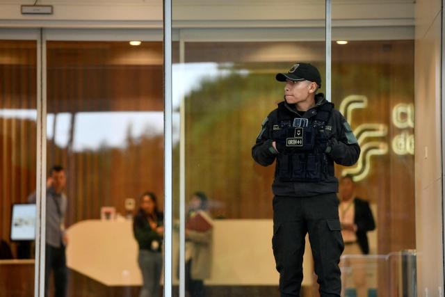 Bolivian police officers stand guard at the entrance to the Clinica de Las Americas, where Bolivian lawyer Nadia Beller --partner of Fernando Cerimedo, personal adviser to the president of Bolivia, Rodrigo Paz-- was hospitalized on the eve after receiving several gunshot wounds, in Santa Cruz, Bolivia, on August 18, 2026. Bolivian police on August 18, 20026 arrested Fernando Cerimedo, an Argentine political consultant who has also worked on the presidential campaigns of other Latin American right-wingers, from Argentina's Javier Milei to former Brazilian leader Jair Bolsonaro, over the shooting of Beller, with whom he has been linked romantically.

. (Photo by RODRIGO URZAGASTI / AFP)