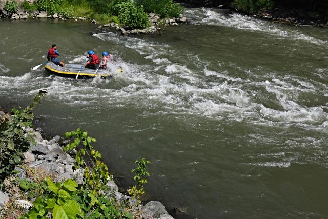 People raft in a rubber dinghy on the Tiber River, which runs entirely within the urban area of central Rome, on August 14, 2026. Rafting on the Tiber offers relief from Rome heatwave on a rafting route on the Tiber taking place entirely within the urban area and taking approximately two hours. (Photo by Andreas SOLARO / AFP)
