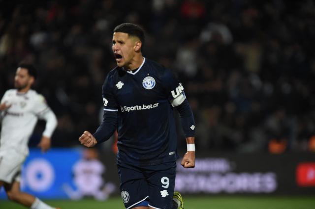 Independiente Rivadavia's Paraguayan forward #9 Alex Arce celebrates after scoring a penalty during the second leg of the Copa Libertadores round of 16 football match between Argentina's Independiente Rivadavia and Brazil's Fluminense at the Malvinas Argentinas stadium in Mendoza, Argentina, on August 18, 2026. (Photo by Andres LARROVERE / AFP)