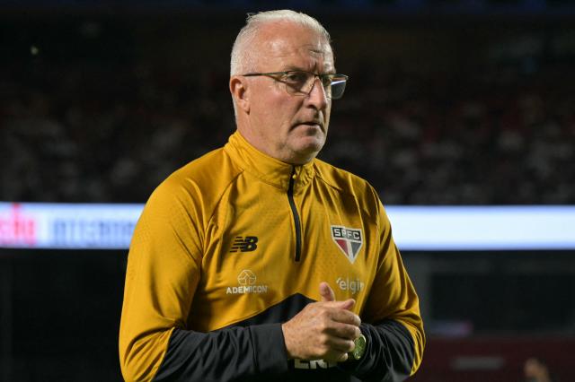 Sao Paulo's head coach Dorival Junior gestures during the second leg of the Copa Sudamericana round of 16 football match between Brazil's Sao Paulo and Bolivia's Bolivar, at the Morumbi stadium in Sao Paulo, Brazil, on August 18, 2026. (Photo by Nelson ALMEIDA / AFP)