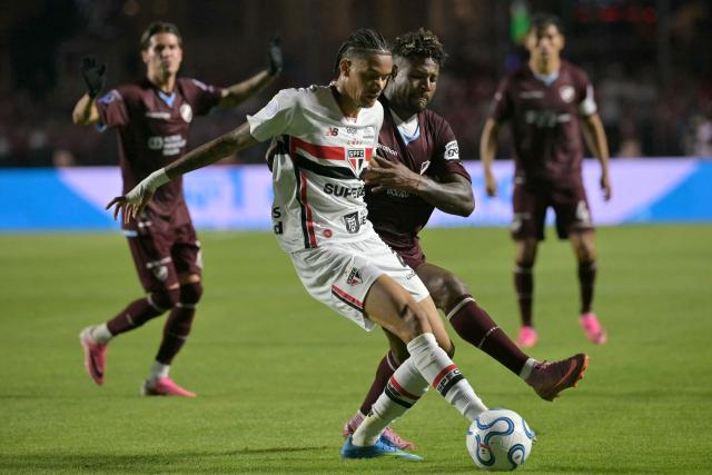 Sao Paulo's defender #28 Newton and Bolivar's Colombian forward #17 Dairon Asprilla fight for the ball during the second leg of the Copa Sudamericana round of 16 football match between Brazil's Sao Paulo and Bolivia's Bolivar, at the Morumbi stadium in Sao Paulo, Brazil, on August 18, 2026. (Photo by NELSON ALMEIDA / AFP)