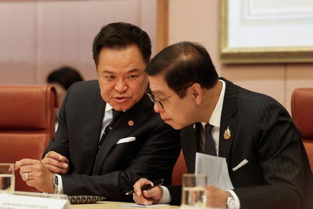 Thailand Prime Minister Anutin Charnvirakul (L) and his delegation meet with Australian Prime Minister Anthony Albanese and members of government at Parliament House in Canberra on August 19, 2026. Thailand's prime minister is on a three-day official visit to Australia. (Photo by Hilary Wardhaugh / POOL / AFP)