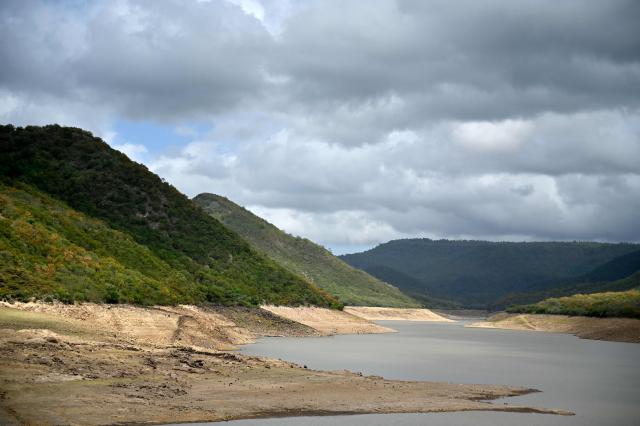 View of La Concepcion reservoir, located about 10 kilometers south of Tegucigalpa, with its water level reduced to 30%, on August 15, 2026. On August 19, 2026, the Honduran Secretariat of State for Risk and National Contingency Management (COPECO) raised the alert level to red in 75 municipalities across the country due to the drought caused by El Nino phenomenon. (Photo by Orlando SIERRA / AFP)