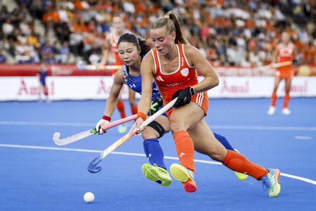 Japan's Hanami Saito (L) and the Netherlands' Joosje Burg (R) fight for the ball during the 2026 FIH Women's Hockey World Cup group stage match between the Netherlands and Japan at the Wagener Stadium in Amstelveen, western Netherlands, on August 19, 2026. (Photo by Bas CZERWINSKI / ANP / AFP) / Netherlands OUT