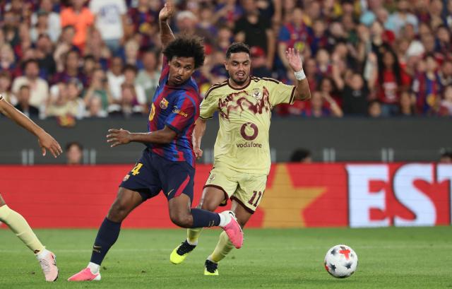 Barcelona's German forward Karim Adeyemi (L) vies for the ball with Al Ahly's Egyptian defender Karim El Debes (R) during the 61st Joan Gamper Trophy football match between FC Barcelona and Al Ahly FC at the Camp Nou Stadium in Barcelona on August 19, 2026. (Photo by Lluis GENE / AFP)