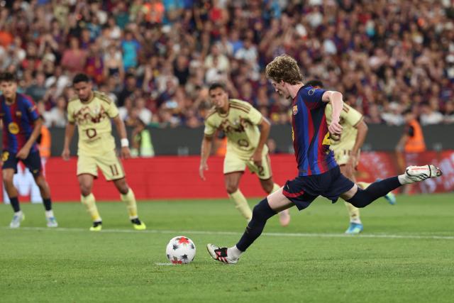 Barcelona's English forward Anthony Gordon shoots from the penalty spot but fails to score during the 61st Joan Gamper Trophy football match between FC Barcelona and Al Ahly FC at the Camp Nou Stadium in Barcelona on August 19, 2026. (Photo by Lluis GENE / AFP)