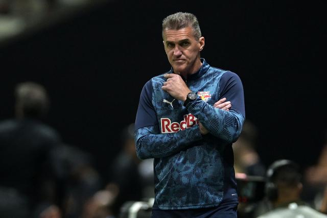 Red Bull Bragantino's coach Vagner Mancini gestures on the touchline during the second leg of the Copa Sudamericana round of 16 football match between Brazilian teams Atletico Mineiro and Red Bull Bragantino, at the Arema MRV stadium, in Belo Horizonte, state of Minas Gerais, Brazil, on August 19, 2026. (Photo by DOUGLAS MAGNO / AFP)