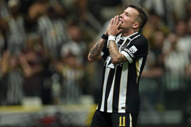 Atletico Mineiro's midfielder #11 Bernard reacts to a missed chance during the second leg of the Copa Sudamericana round of 16 football match between Brazilian teams Atletico Mineiro and Red Bull Bragantino, at the Arema MRV stadium, in Belo Horizonte, state of Minas Gerais, Brazil, on August 19, 2026. (Photo by DOUGLAS MAGNO / AFP)