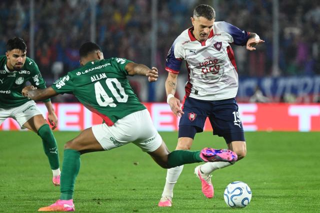 Palmeiras' forward #40 Allan and Cerro Porteno's forward #19 Pablo Vegetti fight for the ball during the second leg of the Copa Libertadores round of 16 football match between Paraguay's Cerro Porteno and Brazil's Palmeiras at La Nueva Olla stadium in Asuncion, on August 19, 2026. (Photo by DANIEL DUARTE / AFP)