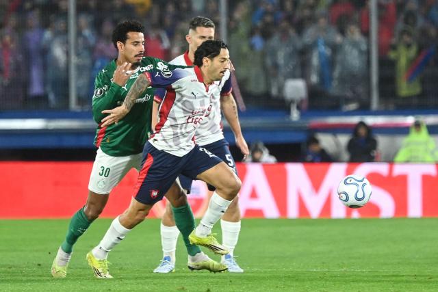 Palmeiras' midfielder #30 Lucas Evangelista and Cerro Porteno's Uruguayan midfielder #02 Fabricio Dominguez fight for the ball during the second leg of the Copa Libertadores round of 16 football match between Paraguay's Cerro Porteno and Brazil's Palmeiras at La Nueva Olla stadium in Asuncion, on August 19, 2026. (Photo by DANIEL DUARTE / AFP)