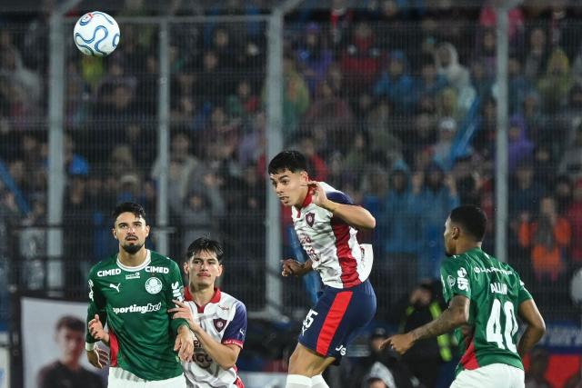 Cerro Porteno's defender #35 Marcelo Chaparro clears the ball during the second leg of the Copa Libertadores round of 16 football match between Paraguay's Cerro Porteno and Brazil's Palmeiras at La Nueva Olla stadium in Asuncion, on August 19, 2026. (Photo by DANIEL DUARTE / AFP)