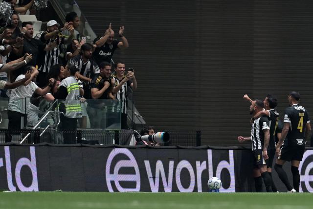 Atletico Mineiro's midfielder #08 Maycon celebrates scoring his team's first goal during the second leg of the Copa Sudamericana round of 16 football match between Brazilian teams Atletico Mineiro and Red Bull Bragantino, at the Arema MRV stadium, in Belo Horizonte, state of Minas Gerais, Brazil, on August 19, 2026. (Photo by DOUGLAS MAGNO / AFP)