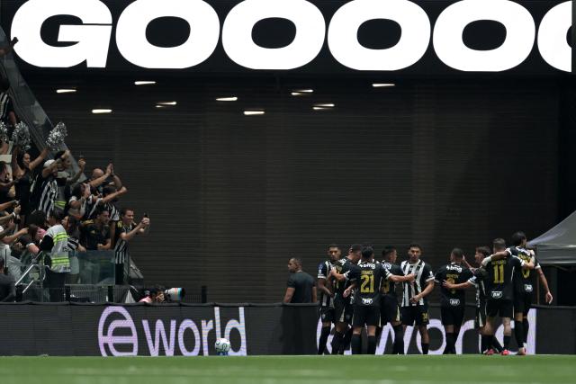 Atletico Mineiro's midfielder #08 Maycon celebrates scoring his team's first goal with teammates during the second leg of the Copa Sudamericana round of 16 football match between Brazilian teams Atletico Mineiro and Red Bull Bragantino, at the Arema MRV stadium, in Belo Horizonte, state of Minas Gerais, Brazil, on August 19, 2026. (Photo by DOUGLAS MAGNO / AFP)