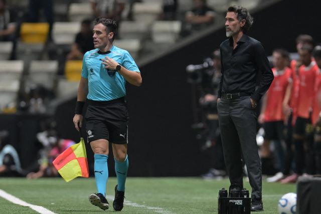 Atletico Mineiro's Argentine head coach Eduardo Dominguez watches his players from the touchline during the second leg of the Copa Sudamericana round of 16 football match between Brazilian teams Atletico Mineiro and Red Bull Bragantino, at the Arema MRV stadium, in Belo Horizonte, state of Minas Gerais, Brazil, on August 19, 2026. (Photo by DOUGLAS MAGNO / AFP)