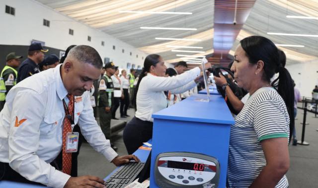 Workers at Simon Bolivar International Airport --damaged by a double earthquake last June-- carry out a boarding drill at the temporary facilities, in MAiquetia, state of La Guaira, Venezuela, on August 19, 2026. (Photo by AFP)