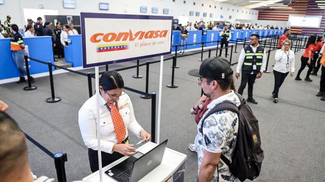 Workers at Simon Bolivar International Airport --damaged by a double earthquake last June-- carry out a boarding drill at the temporary facilities, in MAiquetia, state of La Guaira, Venezuela, on August 19, 2026. (Photo by AFP)