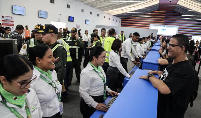 Workers at Simon Bolivar International Airport --damaged by a double earthquake last June-- carry out a boarding drill at the temporary facilities, in MAiquetia, state of La Guaira, Venezuela, on August 19, 2026. (Photo by AFP)