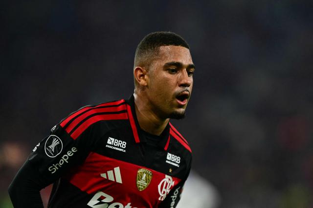 Flamengo's forward #16 Samuel Lino celebrates scoring his team's second goal during the second leg of the Copa Libertadores round of 16 football match between Brazilian teams Flamengo and Cruzeiro at the Maracana stadium in Rio de Janeiro, Brazil, on August 19, 2026. (Photo by Pablo PORCIUNCULA / AFP)