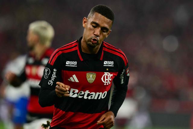 Flamengo's forward #16 Samuel Lino celebrates scoring his team's second goal during the second leg of the Copa Libertadores round of 16 football match between Brazilian teams Flamengo and Cruzeiro at the Maracana stadium in Rio de Janeiro, Brazil, on August 19, 2026. (Photo by Pablo PORCIUNCULA / AFP)
