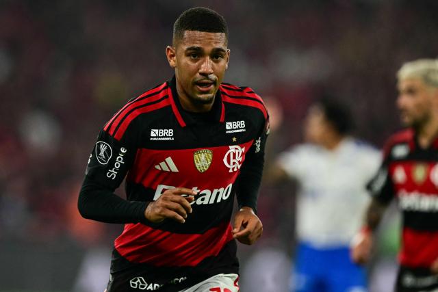 Flamengo's forward #16 Samuel Lino celebrates scoring his team's second goal during the second leg of the Copa Libertadores round of 16 football match between Brazilian teams Flamengo and Cruzeiro at the Maracana stadium in Rio de Janeiro, Brazil, on August 19, 2026. (Photo by Pablo PORCIUNCULA / AFP)