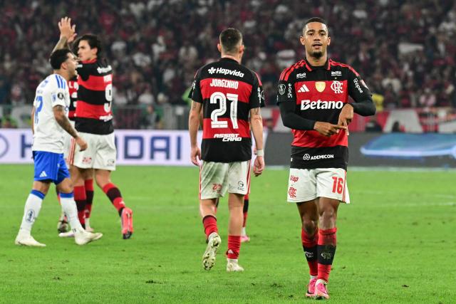 Flamengo's forward #16 Samuel Lino celebrates scoring his team's second goal during the second leg of the Copa Libertadores round of 16 football match between Brazilian teams Flamengo and Cruzeiro at the Maracana stadium in Rio de Janeiro, Brazil, on August 19, 2026. (Photo by Pablo PORCIUNCULA / AFP)