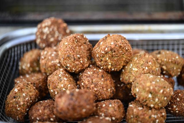 This image shows freshly cooked falafel at the Palestinian food stall "Hijo De Palestina," in La Plaza del Bolero in Tlalpan, on the outskirts of Mexico City, on August 14, 2026. Abed —one of 18 members of the Abed family, the first refugees to arrive in Mexico following Israeli bombardments of the Gaza Strip— launched a Palestinian food business which went viral and became highly popular thanks to the "Cumbia del Falafel"—a promotional jingle he plays as he drives his tricycle through the streets of Tlalpan and Mexico City. (Photo by Yuri CORTEZ / AFP)
