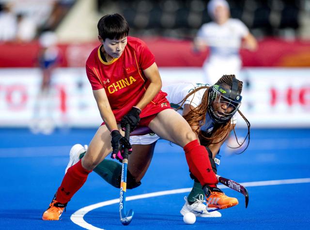 China's Jiangxin He (L) and South Africa's Jean Leigh Du Toit fight for the ball during the 2026 FIH Women's Hockey World Cup group stage match between the Netherlands and Japan at the Wagener Stadium in Amstelveen, western Netherlands, on August 20, 2026. (Photo by Koen van Weel / ANP / AFP) / Netherlands OUT