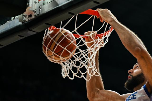 France's #27 Rudy Gobert scores a basket  during the friendly basketball match between Serbia and France, at the Belgrade Arena, in Belgrade, on August 20, 2026. (Photo by Andrej ISAKOVIC / AFP)