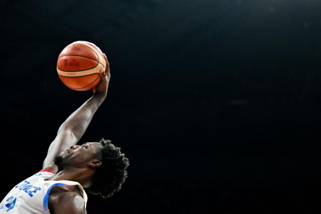France's #34 Jaylen Hoard goes for the basket  during the friendly basketball match between Serbia and France, at the Belgrade Arena, in Belgrade, on August 20, 2026. (Photo by Andrej ISAKOVIC / AFP)