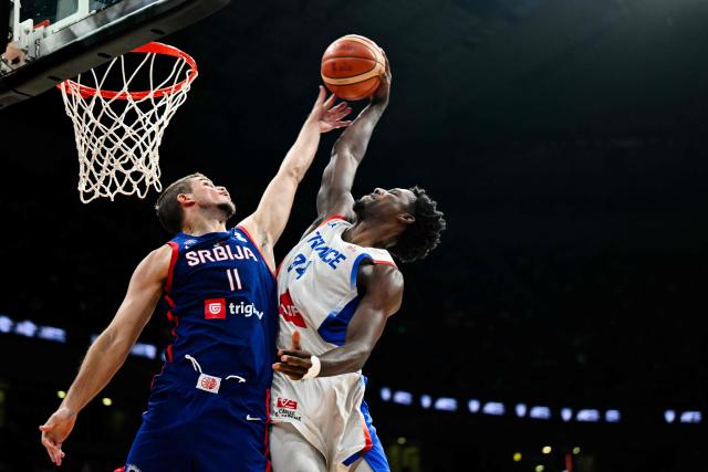 Serbia's #11 Nikola Durisic (L) attempts to stop France's #34 Jaylen Hoard as he goes for the basket during the friendly basketball match between Serbia and France, at the Belgrade Arena, in Belgrade, on August 20, 2026. (Photo by Andrej ISAKOVIC / AFP)