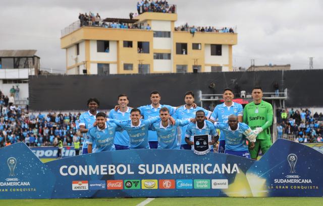 Macara's players pose for a team photo ahead of the second leg of the Copa Sudamericana round of 16 football match between Ecuador's Macara and Brazil's Santos at the Bellavista stadium in Ambato, Ecuador, on August 20, 2026. (Photo by ARMANDO PRADO / AFP)