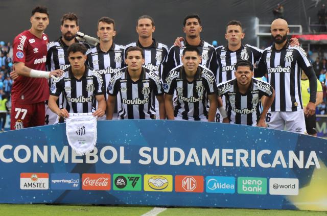 Santos' players pose for a team photo ahead of the second leg of the Copa Sudamericana round of 16 football match between Ecuador's Macara and Brazil's Santos at the Bellavista stadium in Ambato, Ecuador, on August 20, 2026. (Photo by ARMANDO PRADO / AFP)