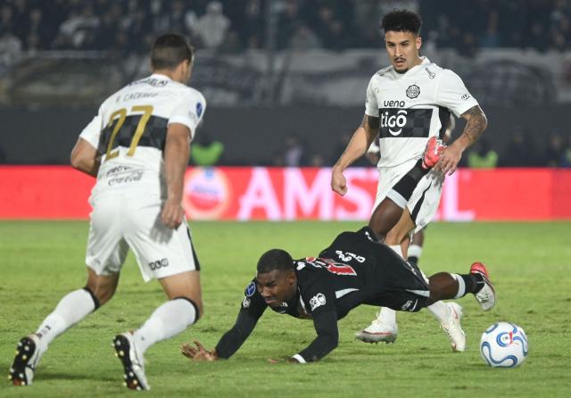 Vasco da Gama's midfielder #66 Cuiabano fights for the ball with Olimpia's defender #27 Raul Caceres and Olimpia's forward #07 Fernando Cardozo during the second leg of the Copa Sudamericana round of 16 football match between Paraguay's Olimpia and Brazil's Vasco da Gama, at the Defensores del Chaco stadium in Asuncion, on August 20, 2026. (Photo by DANIEL DUARTE / AFP)