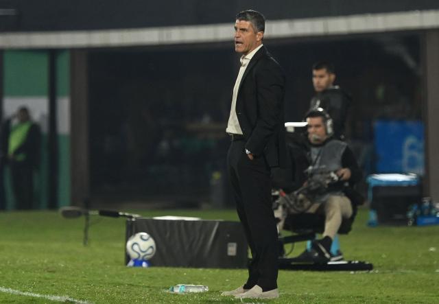 Vasco da Gama's Portuguese head coach Pedro Emanuel gestures during the second leg of the Copa Sudamericana round of 16 football match between Paraguay's Olimpia and Brazil's Vasco da Gama, at the Defensores del Chaco stadium in Asuncion, on August 20, 2026. (Photo by DANIEL DUARTE / AFP)