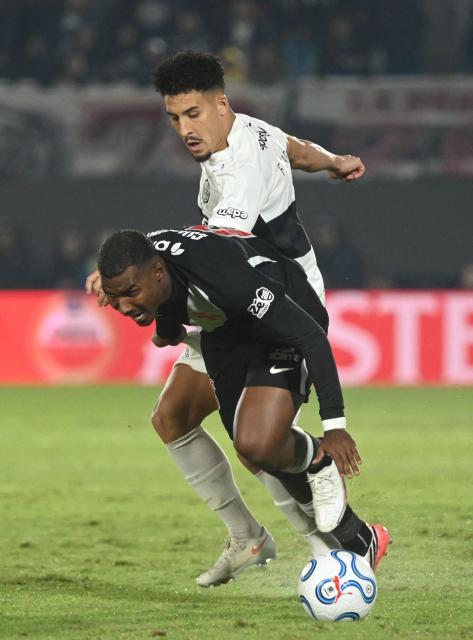Vasco da Gama's midfielder #66 Cuiabano fights for the ball with Olimpia's forward #07 Fernando Cardozo during the second leg of the Copa Sudamericana round of 16 football match between Paraguay's Olimpia and Brazil's Vasco da Gama, at the Defensores del Chaco stadium in Asuncion, on August 20, 2026. (Photo by DANIEL DUARTE / AFP)