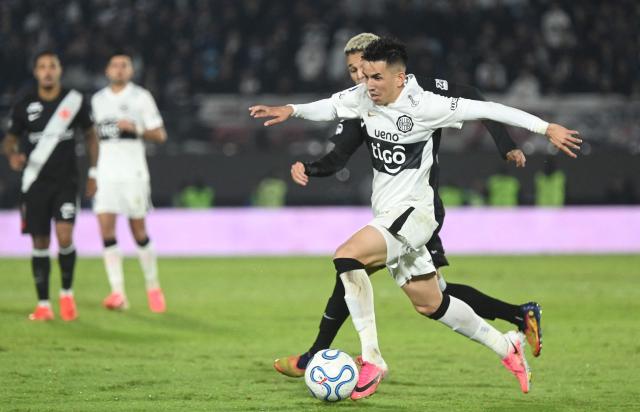 Olimpia's forward #37 Romeo Benitez and Vasco da Gama's midfielder #28 Adson fight for the ball during the second leg of the Copa Sudamericana round of 16 football match between Paraguay's Olimpia and Brazil's Vasco da Gama, at the Defensores del Chaco stadium in Asuncion, on August 20, 2026. (Photo by DANIEL DUARTE / AFP)
