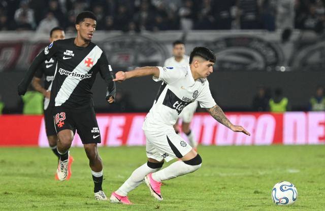 Olimpia's Chilean defender #23 Esteban Matus dribbles past Vasco da Gama's midfielder #83 Ramon Rique during the second leg of the Copa Sudamericana round of 16 football match between Paraguay's Olimpia and Brazil's Vasco da Gama, at the Defensores del Chaco stadium in Asuncion, on August 20, 2026. (Photo by DANIEL DUARTE / AFP)