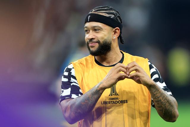 Corinthians' Dutch forward #10 Memphis Depay warms up ahead of the second leg of the Copa Libertadores round of 16 football match between Brazil's Corinthians and Argentina's Rosario Central at the Neo Quimica Arena stadium in Sao Paulo, Brazil, on August 20, 2026. (Photo by Miguel SCHINCARIOL / AFP)