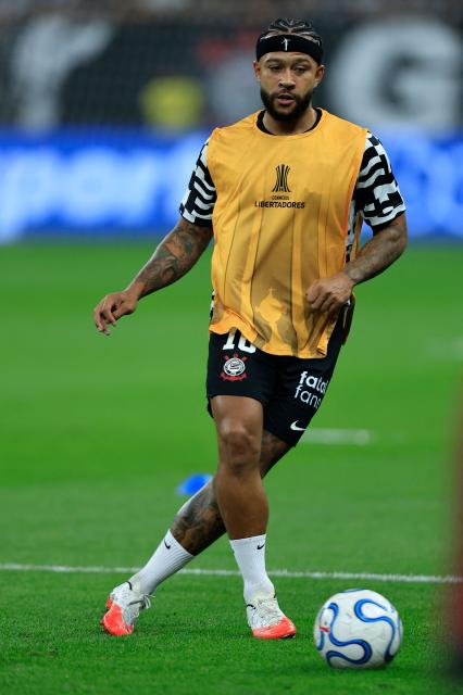 Corinthians' Dutch forward #10 Memphis Depay warms up ahead of the second leg of the Copa Libertadores round of 16 football match between Brazil's Corinthians and Argentina's Rosario Central at the Neo Quimica Arena stadium in Sao Paulo, Brazil, on August 20, 2026. (Photo by Miguel SCHINCARIOL / AFP)