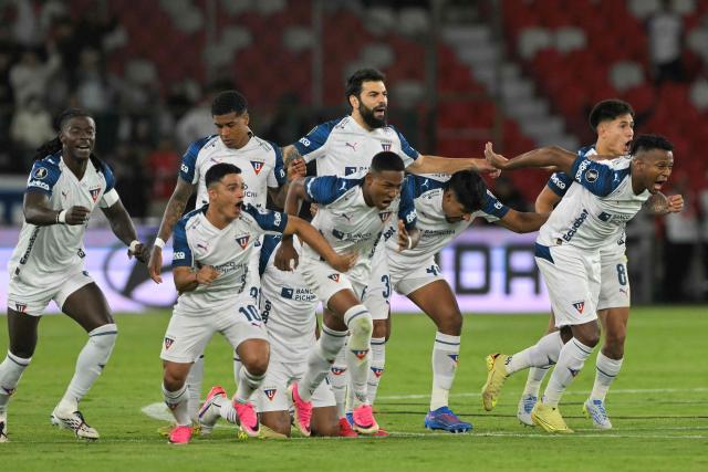 Players of Liga de Quito celebrate after winning the penalty shootout of the second leg of the Copa Libertadores round of 16 football match between Ecuador's Liga de Quito and Brazil's Mirassol at the Rodrigo Paz Delgado stadium in Quito, on August 20, 2026. (Photo by Rodrigo BUENDIA / AFP)