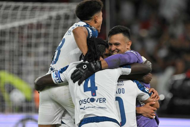 Liga de Quito's goalkeeper #1 Gonzalo Valle celebrates with teammates Peruvian midfielder #8 Jesus Pretell, Haitian defender #4 Ricardo Ade and midfielder #10 Alexander Alvarado after winning the penalty shootout of the second leg of the Copa Libertadores round of 16 football match between Ecuador's Liga de Quito and Brazil's Mirassol at the Rodrigo Paz Delgado stadium in Quito, on August 20, 2026. (Photo by Rodrigo BUENDIA / AFP)