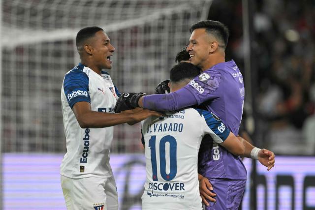 Liga de Quito's goalkeeper #1 Gonzalo Valle celebrates with teammates Haitian defender #4 Ricardo Ade and midfielder #10 Alexander Alvarado after winning the penalty shootout of the second leg of the Copa Libertadores round of 16 football match between Ecuador's Liga de Quito and Brazil's Mirassol at the Rodrigo Paz Delgado stadium in Quito, on August 20, 2026. (Photo by Rodrigo BUENDIA / AFP)