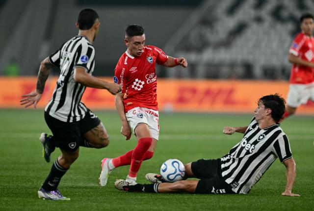 Botafogo's midfielder #34 Gabriel Justino (L), Venezuelan defender #05 Nahuel Ferraresi(R) and Cienciano's Argentine forward #11 Neri Bandiera fight for the ball during the second leg of the Copa Sudamericana round of 16 football match between Brazil's Botafogo and Peru's Cienciano, at the Nilton Santos stadium in Rio de Janerio, Brazil, on August 20, 2026. (Photo by Pablo PORCIUNCULA / AFP)