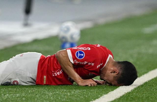 Cienciano's midfielder #29 Ademar Robles reacts after being fouled by fouled by Botafogo's midfielder #34 Gabriel Justino during the second leg of the Copa Sudamericana round of 16 football match between Brazil's Botafogo and Peru's Cienciano, at the Nilton Santos stadium in Rio de Janerio, Brazil, on August 20, 2026. (Photo by Pablo PORCIUNCULA / AFP)