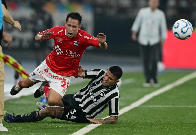 Cienciano's midfielder #29 Ademar Robles is fouled by Botafogo's midfielder #34 Gabriel Justino during the second leg of the Copa Sudamericana round of 16 football match between Brazil's Botafogo and Peru's Cienciano, at the Nilton Santos stadium in Rio de Janerio, Brazil, on August 20, 2026. (Photo by Pablo PORCIUNCULA / AFP)