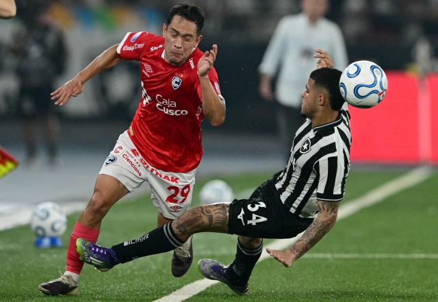 Cienciano's midfielder #29 Ademar Robles is fouled by Botafogo's midfielder #34 Gabriel Justino during the second leg of the Copa Sudamericana round of 16 football match between Brazil's Botafogo and Peru's Cienciano, at the Nilton Santos stadium in Rio de Janerio, Brazil, on August 20, 2026. (Photo by Pablo PORCIUNCULA / AFP)
