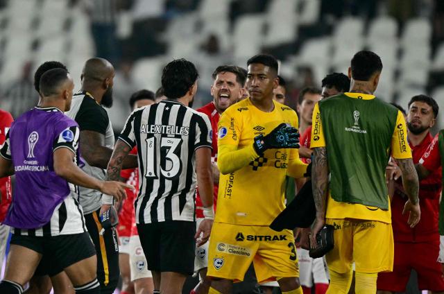 Cienciano and Botafogo players argue after the second leg of the Copa Sudamericana round of 16 football match between Brazil's Botafogo and Peru's Cienciano, at the Nilton Santos stadium in Rio de Janerio, Brazil, on August 20, 2026. (Photo by Pablo PORCIUNCULA / AFP)