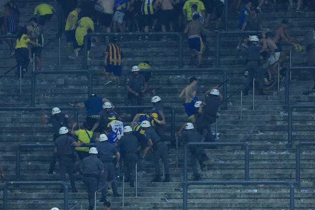Rosario Central's fans Rosario Central’s fans clash with police at the end of the Copa Libertadores round of 16 football match between Brazil's Corinthians and Argentina's Rosario Central at the Neo Quimica Arena stadium in Sao Paulo, Brazil, on August 20, 2026. (Photo by Miguel SCHINCARIOL / AFP)