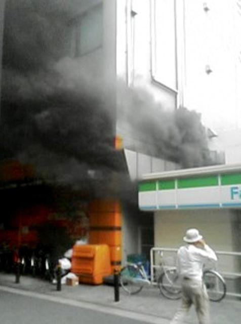 (FILES) Smoke rises from a fire at a slot machine parlor in Osaka, western Japan, on July 5, 2009. Japan executed on August 21, 2026 a man convicted of an arson attack on a pachinko parlour in 2009 that killed five people, authorities said. (Photo by JIJI PRESS / AFP) / Japan OUT
